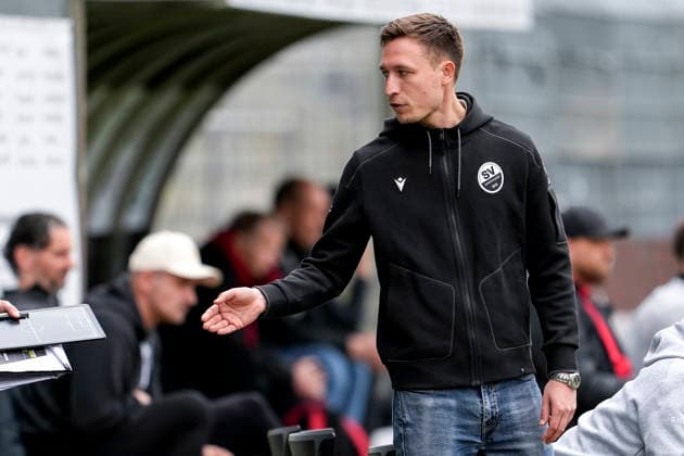 Kevin Stotz coach, head coach, interim coach, SVS , gives instructions, gestures, gesticulates with arms, single picture, single photo, action, action, 04 04 2026, Sandhausen Germany , Football, Regionalliga Südwest, SV Sandhausen SG Sonnenhof Großaspach xozx