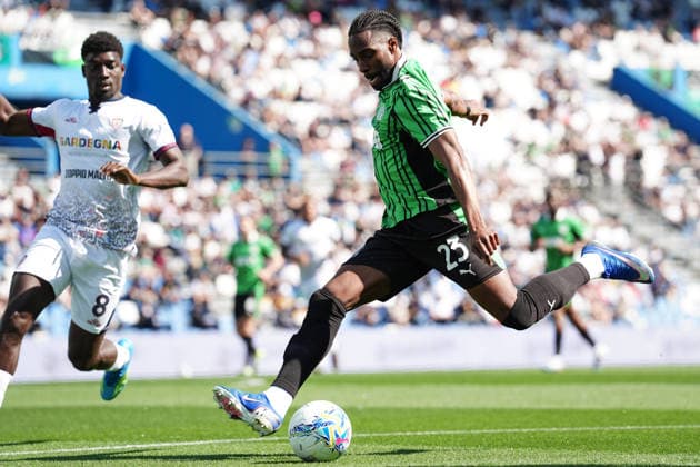 SassuoloÕs Ulisses Garcia fights for the ball with Cagliari s Michel Adopo during the Serie A soccer match between Sassuolo and Cagliari at the Mapei Stadium Cittˆ del Tricolore in Reggio Emilia, north Italy - Saturday, April 4, 2026 - - Soccer -  Copyright: xMassimoxPaolone LaPressex