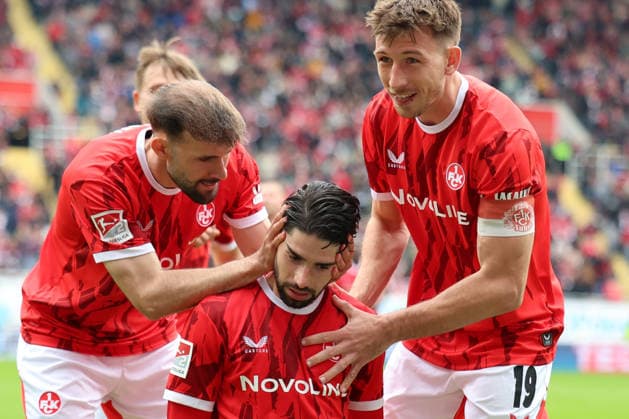 04 04 2026, xrekx, Fußball 2 Bundesliga, 1 FC Kaiserslautern Fortuna Düsseldorf v l Torjubel nach dem Tor zum celebrating the goal celebrate 2 0 durch Semih Sahin 1 FC Kaiserslautern mit Simon Asta 1 FC Kaiserslautern Daniel Hanslik 1 FC Kaiserslautern DFL DFB REGULATIONS PROHIBIT ANY USE OF PHOTOGRAPHS as IMAGE SEQUENCES and or QUASI VIDEO Kaiserslautern