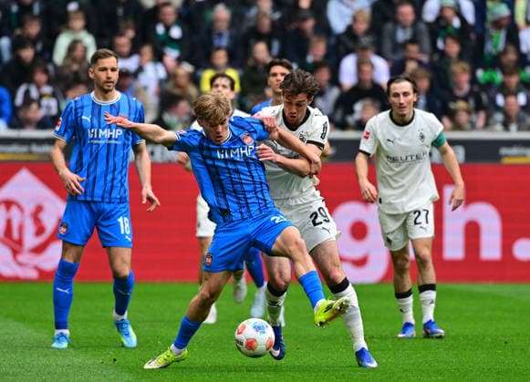 04.04.2026; Moenchengladbach; Fussball, Herren, Saison 2025 2026, Borussia Moenchengladbach vs. 1. FC Heidenheim Zweikampf zwischen v. li. Hennes Behrens (Heidenheim), Joe Scally (Gladbach) DFL regulations prohibit any use of photographs as image sequences and or quasi-video. Borussia-Park NRW Deutschland *** 04 04 2026 Moenchengladbach Fussball, Herren, Saison 2025 2026, Borussia Moenchengladbach vs 1 FC Heidenheim Zweikampf zwischen v li Hennes Behrens Heidenheim , Joe Scally Gladbach DFL regulations prohibit any use of photographs as image sequences and or quasi video Borussia Park NRW Germany