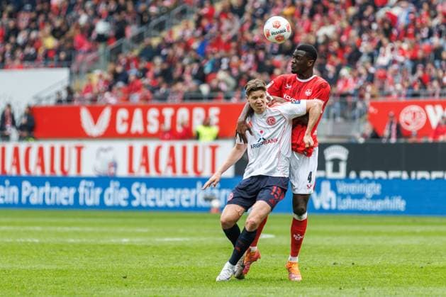 Maxwell Gyamfi 1 FC Kaiserslautern in duel with Cedric Itten Fortuna Duesseldorf , 1 FC Kaiserslautern vs Fortuna Duesseldorf, Soccer, 2 Bundesliga, Matchday 28, Season 2025 2026, 04 04 2026 1 FC Kaiserslautern vs Fortuna Duesseldorf, Soccer, 2 Bundesliga, Matchday 28, Season 2025 2026, 04 04 2026 Copyright: xEibner-Pressefoto AlexanderxNeisx EP_ANS