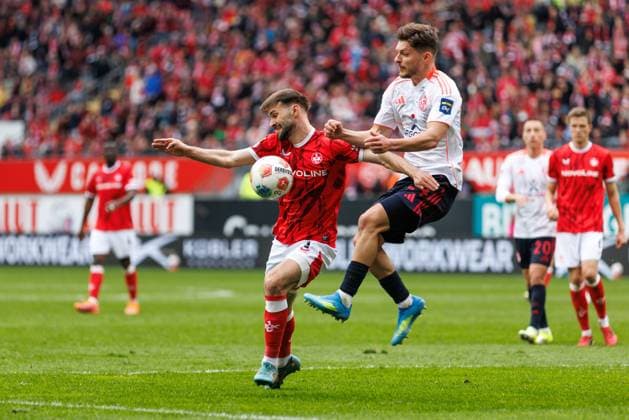 Florent Muslija Fortuna Duesseldorf in duel with Simon Asta 1 FC Kaiserslautern , 1 FC Kaiserslautern vs Fortuna Duesseldorf, Soccer, 2 Bundesliga, Matchday 28, Season 2025 2026, 04 04 2026 1 FC Kaiserslautern vs Fortuna Duesseldorf, Soccer, 2 Bundesliga, Matchday 28, Season 2025 2026, 04 04 2026 Copyright: xEibner-Pressefoto AlexanderxNeisx EP_ANS