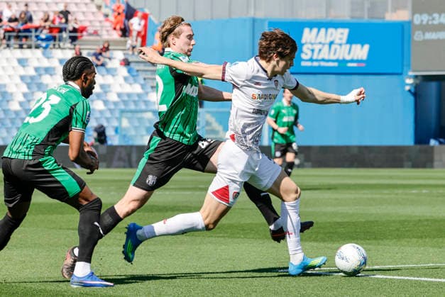 April 4, 2026, Reggio Emilia, ITALY: Sassuolo s Kristian Thorstvedt (L) and Cagliari s Marco Palestra (R) in action during the Italian Serie A soccer match US Sassuolo vs Cagliari Calcio at Mapei Stadium in Reggio Emilia, Italy, 4 April 2026. ANSA ELISABETTA BARACCHI. Soccer: Serie A ; Sassuolo - Cagliari  - ZUMAa110 20260404_zaf_a110_001 Copyright: xElisabettaxBaracchix