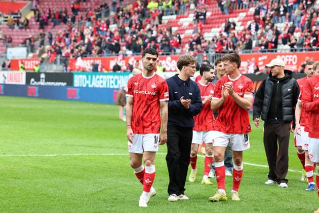 04 04 2026, xrekx, Fussball 2 Bundesliga, 1 FC Kaiserslautern Fortuna Düsseldorf v l Spielende FCK Mannschaft bedankkt sich dank sich bei den Fans, the player thanks the fans for their support Mahir Emreli 1 FC Kaiserslautern DFL DFB REGULATIONS PROHIBIT ANY USE OF PHOTOGRAPHS as IMAGE SEQUENCES and or QUASI VIDEO Kaiserslautern