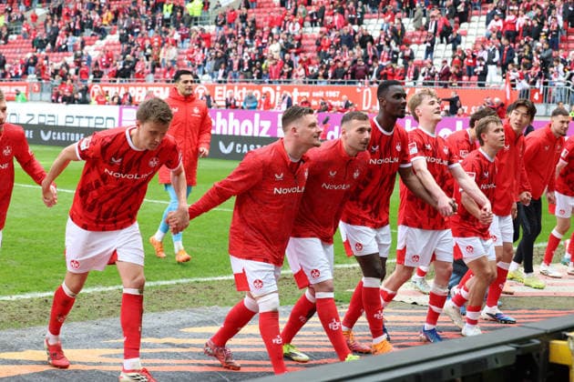 04 04 2026, xrekx, Fussball 2 Bundesliga, 1 FC Kaiserslautern Fortuna Düsseldorf v l Spielende FCK Mannschaft bedankkt sich dank sich bei den Fans, the player thanks the fans for their support Marlon Ritter 1 FC Kaiserslautern DFL DFB REGULATIONS PROHIBIT ANY USE OF PHOTOGRAPHS as IMAGE SEQUENCES and or QUASI VIDEO Kaiserslautern