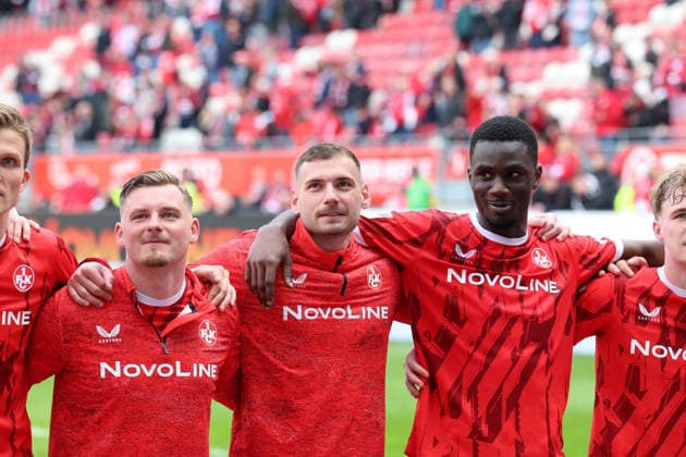 04 04 2026, xrekx, Fussball 2 Bundesliga, 1 FC Kaiserslautern Fortuna Düsseldorf v l Spielende FCK Mannschaft dank dank sich an den Fans, the player thanks the fans for their support Marlon Ritter 1 FC Kaiserslautern Luca Sirch 1 FC Kaiserslautern Maxwell Gyamfi 1 FC Kaiserslautern DFL DFB REGULATIONS PROHIBIT ANY USE OF PHOTOGRAPHS as IMAGE SEQUENCES and or QUASI VIDEO Kaiserslautern