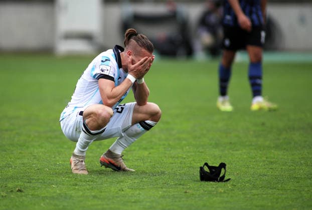 Fussball, Herren, 3.Liga, Saison 2025 2026, TSV 1860 München - SV Waldhof Mannheim, Grünwalder Stadion Sigurd Haugen (TSV 1860 München) nach dem Schlusspfiff, entsetzt, Hände vor dem Gesicht, enttäuscht *** Football, Men, 3 Liga, Season 2025 2026, TSV 1860 Munich SV Waldhof Mannheim, Grünwalder Stadion Sigurd Haugen TSV 1860 Munich after the final whistle, horrified, hands in front of face, disappointed