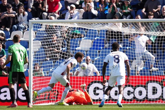 Cagliari s Sebastiano Esposito celebrates after scoring the 0-1 goal for his team during the Serie A soccer match between Sassuolo and Cagliari at the Mapei Stadium CittÃ del Tricolore in Reggio Emilia, north Italy - Saturday, April 4, 2026 - - Soccer -  Copyright: xMassimoxPaolone LaPressex