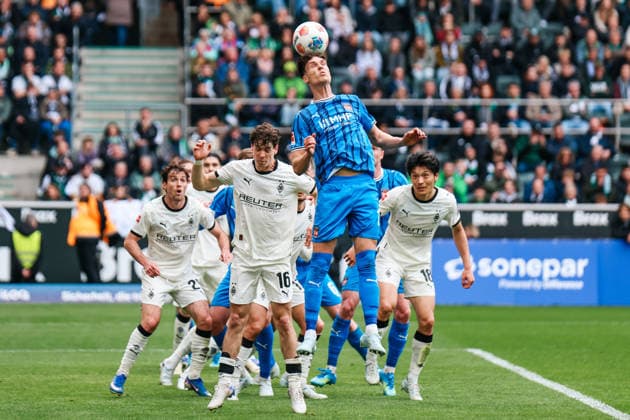 MOENCHENGLADBACH, GERMANY- APRIL 4: Philipp Sander (Borussia Moenchengladbach, 16) challenges Mathias Honsak (1.FC Heidenheim, 17) for the ball during the Bundesliga match between Borussia Moenchengladbach vs. 1.FC Heidenheim at Borussia-Park on matchday 28 of the 1. Bundesliga on April 4, 2026 in Moenchengladbach, Germany. DFL REGULATIONS PROHIBIT ANY USE OF PHOTOGRAPHS AS IMAGE SEQUENCES AND OR QUASI-VIDEO. Copyright: xNatachaxFreisenx