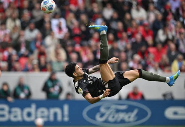 Fallrückzieher Luis Diaz (Bayern München) Aktion, Zweikampf, Fussball 1. Bundesliga, 28.Spieltag, SC Freiburg - FC Bayern München, am 04.04.2026 in Freiburg Deutschland. DFL regulations prohibit any use of photographs as image sequences and or quasi-video Â *** Fallrückzieher Luis Diaz Bayern München Aktion, Zweikampf, Fussball 1 Bundesliga, 28 Spieltag, SC Freiburg FC Bayern München, am 04 04 2026 in Freiburg Germany DFL regulations prohibit any use of photographs as image sequences and or quasi video Â