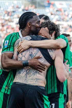 April 4, 2026, Reggio Emilia, ITALY: Sassuolo s Andrea Pinamonti jubilates with his teammate Ulisses Garcia after scoring the goal during the Italian Serie A soccer match US Sassuolo vs Cagliari Calcio at Mapei Stadium in Reggio Emilia, Italy, 4 April 2026. ANSA ELISABETTA BARACCHI. Soccer: Serie A ; Sassuolo - Cagliari  - ZUMAa110 20260404_zaf_a110_010 Copyright: xElisabettaxBaracchix