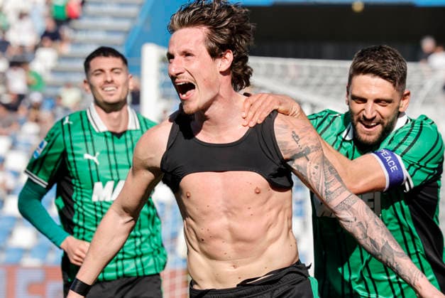 April 4, 2026, Reggio Emilia, REGGIO EMILIA: Sassuolo s Andrea Pinamonti (R) jubilates with his teammate Domenico Berardi after scoring a goal during the Italian Serie A soccer match US Sassuolo vs Cagliari Calcio at Mapei Stadium in Reggio Emilia, Italy, 4 April 2026. ANSA ELISABETTA BARACCHI. Soccer: Serie A ; Sassuolo - Cagliari  - ZUMAa110 20260404_zaf_a110_011 Copyright: xElisabettaxBaracchix