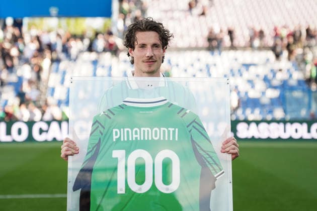 SassuoloÕs Andrea Pinamonti celebrates 100 appearances for Sassuolo at the end of the Serie A soccer match between Sassuolo and Cagliari at the Mapei Stadium Cittˆ del Tricolore in Reggio Emilia, north Italy - Saturday, April 4, 2026 - - Soccer -  Copyright: xMassimoxPaolone LaPressex