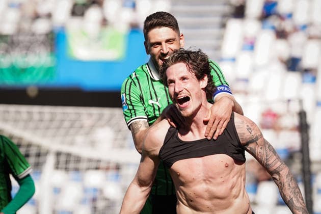 SassuoloÕs Andrea Pinamonti celebrates with SassuoloÕs Domenico Berardi after scoring the 2-1 goal for his team during the Serie A soccer match between Sassuolo and Cagliari at the Mapei Stadium Cittˆ del Tricolore in Reggio Emilia, north Italy - Saturday, April 4, 2026 - - Soccer -  Copyright: xMassimoxPaolone LaPressex