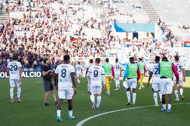 The players of Cagliari greet the fans at the end of the Serie A soccer match between Sassuolo and Cagliari at the Mapei Stadium Cittˆ del Tricolore in Reggio Emilia, north Italy - Saturday, April 4, 2026 - - Soccer -  Copyright: xMassimoxPaolone LaPressex
