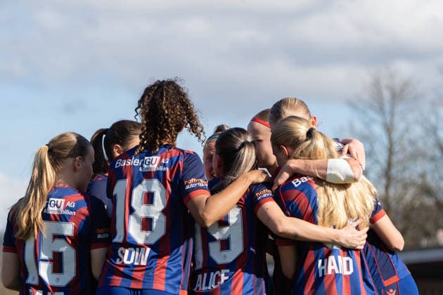 Switzerland AXA Women s Super League FC Basel vs Servette FC ChÃªnois FÃ minin, Athletics Stadium, Basel Cheering Copyright: xMelinaxFeldges xSteinsiek.chx