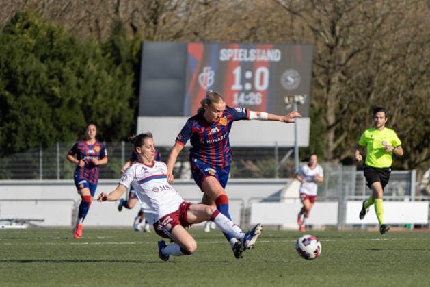 Switzerland AXA Women s Super League FC Basel vs Servette FC Chênois Fínin, Leichtathletikstadion, Basel Anna Krog 23 FC Basel and Ana Jelencic 18 Servette FC Chênois Copyright: xMelinaxFeldges xSteinsiek.chx