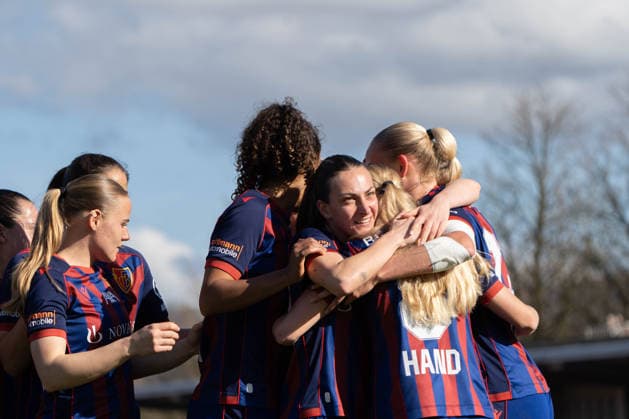 Switzerland AXA Women s Super League FC Basel vs Servette FC ChÃªnois FÃ minin, Athletics Stadium, Basel Cheering Copyright: xMelinaxFeldges xSteinsiek.chx