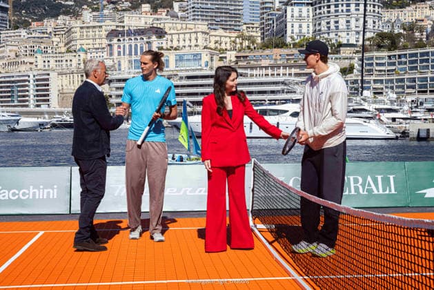 La 119Âª edizione del Rolex Monte-Carlo Masters e stata ufficialmente inaugurata nel cuore del Principato di Monaco. Il numero 2 del mondo Jannik Sinner e il numero 4 Alexander Zverev hanno deliziato gli spettatori con una mini-esibizione di tennis sul lungomare, di fronte allo Yacht Club de Monaco Sabato 4 aprile 2026  Copyright: xArthurxGustin LaPressex