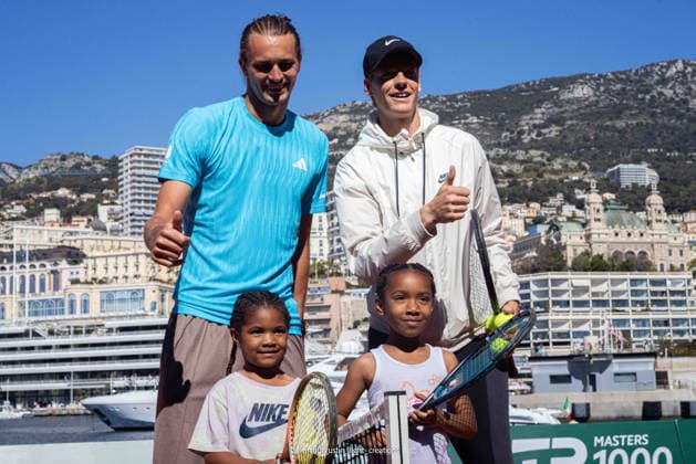 La 119Âª edizione del Rolex Monte-Carlo Masters e stata ufficialmente inaugurata nel cuore del Principato di Monaco. Il numero 2 del mondo Jannik Sinner e il numero 4 Alexander Zverev hanno deliziato gli spettatori con una mini-esibizione di tennis sul lungomare, di fronte allo Yacht Club de Monaco Sabato 4 aprile 2026  Copyright: xArthurxGustin LaPressex