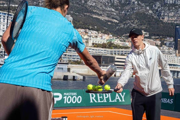 La 119Âª edizione del Rolex Monte-Carlo Masters e stata ufficialmente inaugurata nel cuore del Principato di Monaco. Il numero 2 del mondo Jannik Sinner e il numero 4 Alexander Zverev hanno deliziato gli spettatori con una mini-esibizione di tennis sul lungomare, di fronte allo Yacht Club de Monaco Sabato 4 aprile 2026  Copyright: xArthurxGustin LaPressex