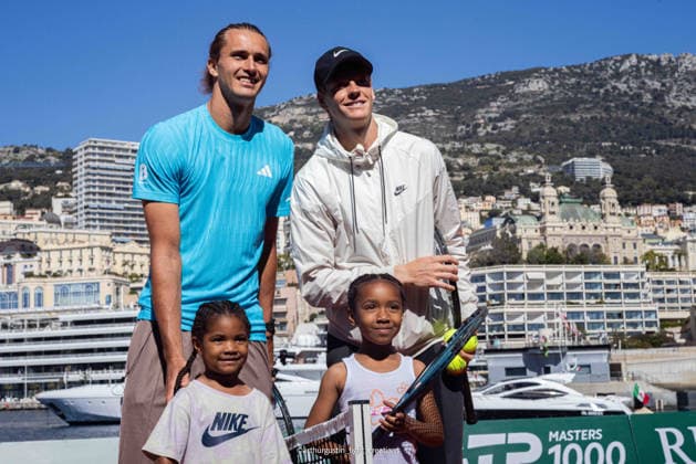 La 119Âª edizione del Rolex Monte-Carlo Masters e stata ufficialmente inaugurata nel cuore del Principato di Monaco. Il numero 2 del mondo Jannik Sinner e il numero 4 Alexander Zverev hanno deliziato gli spettatori con una mini-esibizione di tennis sul lungomare, di fronte allo Yacht Club de Monaco Sabato 4 aprile 2026  Copyright: xArthurxGustin LaPressex