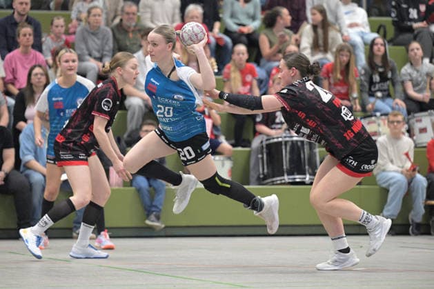 Julika Birnkammer ESV 1927 Regensburg, 20 on with ball against Lisa Fuchs TG Nuertingen, 24 and Ronja Buehler TG Nuertingen, 09 TG Nuertingen vs ESV 1927 Regensburg, Alsco Handball 2 Bundesliga Women, 23 league match day, season 2025 2026, 04 04 2026 TG Nuertingen vs ESV 1927 Regensburg, Alsco Handball 2 Bundesliga Women, 23 league match day, season 2025 2026, 04 04 2026 Nuertingen Copyright: xEibner-Pressefotox TobiasxBaurx EP_TBR