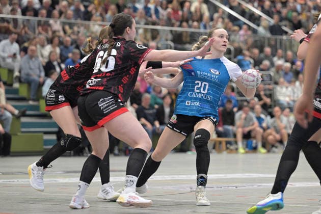 Julika Birnkammer (ESV 1927 Regensburg, 20) am mit Ball gegen Nora Erhardt (TG Nuertingen, 14) und Vivien Natalello (TG Nuertingen, 66) TG Nuertingen vs. ESV 1927 Regensburg, Alsco Handball 2.Bundesliga Frauen, 23.Ligaspieltag, Saison 2025 2026, 04.04.2026 TG Nuertingen vs. ESV 1927 Regensburg, Alsco Handball 2.Bundesliga Frauen, 23.Ligaspieltag, Saison 2025 2026, 04.04.2026 Nuertingen *** Julika Birnkammer ESV 1927 Regensburg, 20 on with ball against Nora Erhardt TG Nuertingen, 14 and Vivien Natalello TG Nuertingen, 66 TG Nuertingen vs ESV 1927 Regensburg, Alsco Handball 2 Bundesliga Women, 23 League Matchday, Season 2025 2026, 04 04 2026 TG Nuertingen vs ESV 1927 Regensburg, Alsco Handball 2 Bundesliga Women, 23 League Matchday, Season 2025 2026, 04 04 2026 Nuertingen Copyright: xEibner-Pressefotox TobiasxBaurx EP_TBR