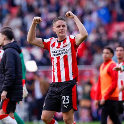 2026-04-04 PSV v FC Utrecht - Dutch Eredivisie EINDHOVEN, NETHERLANDS - APRIL 4: Joey Veerman of PSV is celebrating the win witht the fans during the Dutch Eredivisie match between PSV and FC Utrecht at Philips Stadion on April 4, 2026 in Eindhoven, Netherlands. Eindhoven Philips Stadion Netherlands Content not available for redistribution in The Netherlands directly or indirectly through any third parties. Copyright: xBenxGalx
