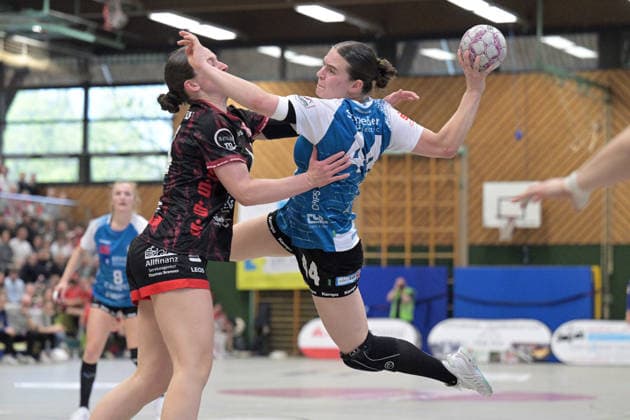 Melina Hahn ESV 1927 Regensburg, 44 on the throw goal against Lisa Fuchs TG Nuertingen, 24 TG Nuertingen vs ESV 1927 Regensburg, Alsco Handball 2 Bundesliga Women, 23 league match day, season 2025 2026, 04 04 2026 TG Nuertingen vs ESV 1927 Regensburg, Alsco Handball 2 Bundesliga Women, 23 league match day, season 2025 2026, 04 04 2026 Nuertingen Copyright: xEibner-Pressefotox TobiasxBaurx EP_TBR