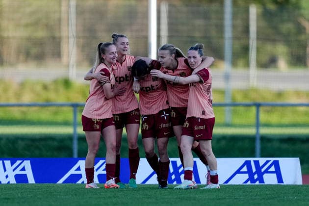 Switzerland AXA Women s Super League 2025 26, FC Luzern vs BSC YB Women Hubelmatt, Luzern Malaurie Granges 13 YB Women cheers after their goal with Team Luzern Hubelmatt Luzern Switzerland Copyright: xKjetilxWaberx
