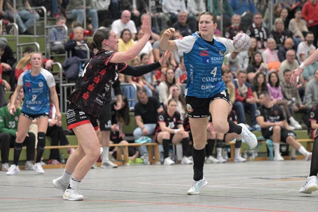 Theresa Lettl ESV 1927 Regensburg, 04 at the throw goal against Lisa Fuchs TG Nuertingen, 24 TG Nuertingen vs ESV 1927 Regensburg, Alsco Handball 2 Bundesliga Women, 23 league matchday, season 2025 2026, 04 04 2026 TG Nuertingen vs ESV 1927 Regensburg, Alsco Handball 2 Bundesliga Women, 23 league matchday, season 2025 2026, 04 04 2026 Nuertingen Copyright: xEibner-Pressefotox TobiasxBaurx EP_TBR