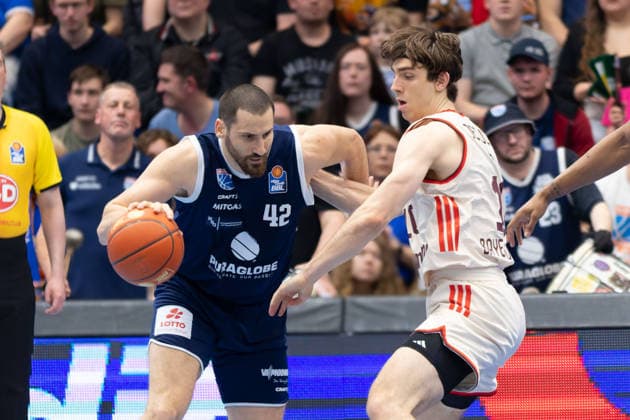 Nemanja Djurisic MBC, 42 , Justinian Jessup FCBB, 10 , Syntainics MBC vs FC Bayern Muenchen Basketball, Basketball, 1 Bundesliga, Men, 28 Matchday, Season 2025 26, 04 04 2026 Weißenfels Stadthalle Sachsen Anhalt Germany