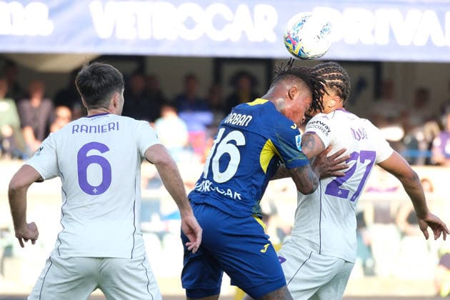 Gift Orban of Hellas Verona FC contrasted by Cher Ndour of ACF Fiorentina during the soccer match between Hellas Verona FC and ACF Fiorentina, MD31 of Serie A Enilive Italian soccer championship 2025 2026 at Marcantonio Bentegodi Stadium on April 4, 2026, Verona, Italy.  Copyright: xRobertoxTommasini IPAxSportx xipa-agency.netx xx IPA_73753232 IPA_Agency_IPA73753232