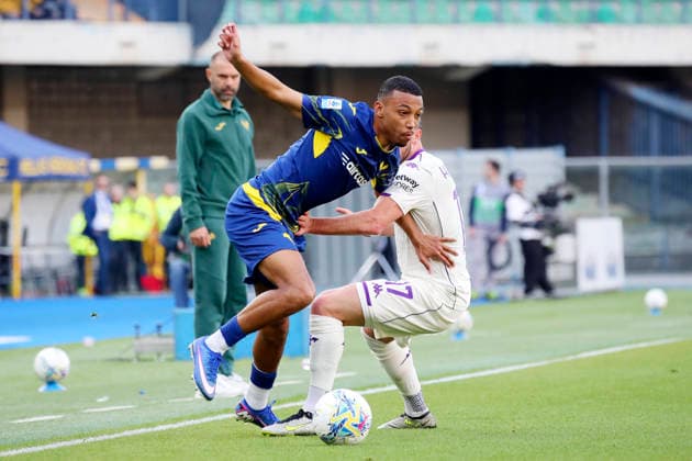 Fiorentina™s Jack Harrison Verona™s Rafik Belghali during the Serie A soccer match between Hellas Verona and Fiorentina at the Bentegodi Stadium in Verona, north west Italy - Saturday , April 4 , 2026. - Soccer .  Copyright: xPaolaxGarbuio Lapressex