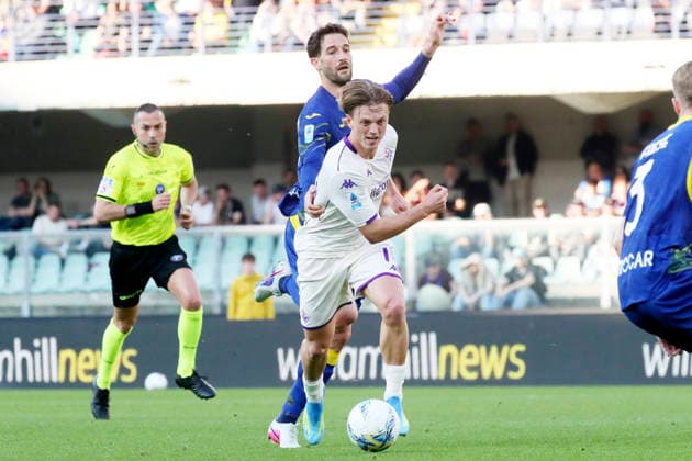 Fiorentina™s Albert Gudmundsson Verona™s Roberto Gagliardini during the Serie A soccer match between Hellas Verona and Fiorentina at the Bentegodi Stadium in Verona, north west Italy - Saturday , April 4 , 2026. - Soccer .  Copyright: xPaolaxGarbuio Lapressex