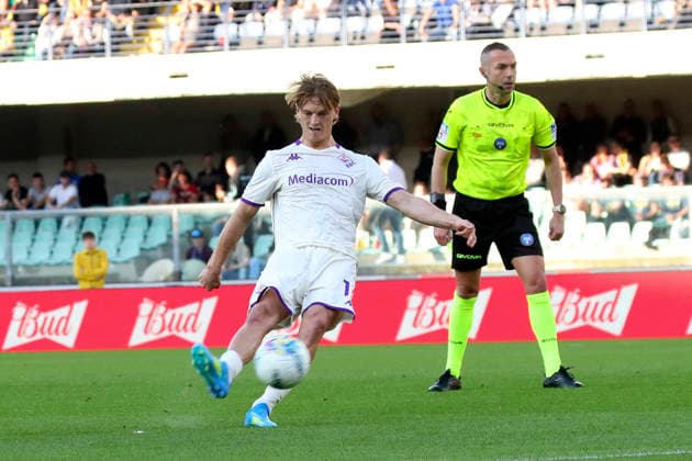 Fiorentina™s Albert Gudmundsson ™s opportunity during the Serie A soccer match between Hellas Verona and Fiorentina at the Bentegodi Stadium in Verona, north west Italy - Saturday , April 4 , 2026. - Soccer .  Copyright: xPaolaxGarbuio Lapressex