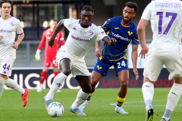 Fiorentina s Moise Kean Verona™s Antoine Bernede during the Serie A soccer match between Hellas Verona and Fiorentina at the Bentegodi Stadium in Verona, north west Italy - Saturday , April 4 , 2026. - Soccer .  Copyright: xPaolaxGarbuio Lapressex