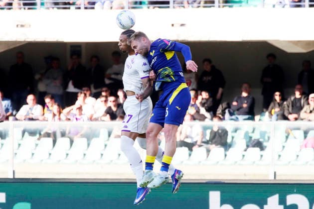 Verona™s Martin Frese Fiorentina s Cher Ndour during the Serie A soccer match between Hellas Verona and Fiorentina at the Bentegodi Stadium in Verona, north west Italy - Saturday , April 4 , 2026. - Soccer .  Copyright: xPaolaxGarbuio Lapressex