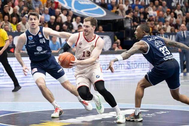 EasyCredit Basketball Bundesliga 2025 2026 Syntainics MBC vs FC Bayern Munich Basketball Weissenfels, Germany 04 April 2026 In the picture from left Jure Planinic Weissenfels , Andreas Obst Muenchen and Charles Callison Weissenfels Weissenfels Stadthalle Weissenfels Sachsen Anhalt Germany