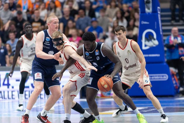 Collin Welp MBC, 40 , Niels Giffey FCBB, 5 , Khyri Thomas MBC, 0 , Nenad Dimitrijevic FCBB, 0 , Syntainics MBC vs FC Bayern Muenchen Basketball, Basketball, 1 Bundesliga, Men, 28 Matchday, Season 2025 26, 04 04 2026 Weißenfels Stadthalle Sachsen Anhalt Germany