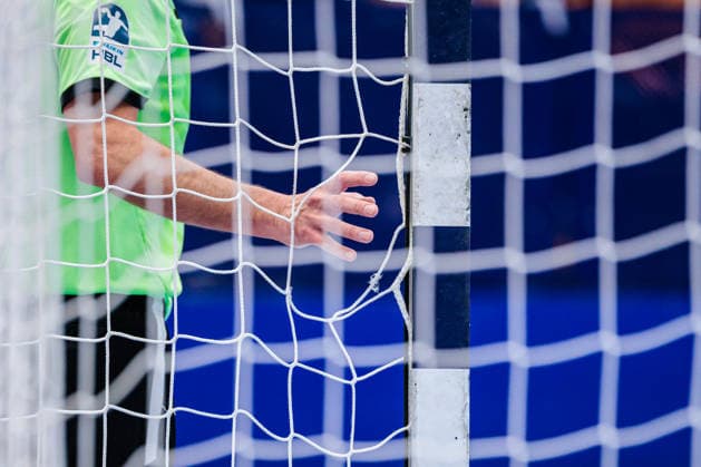 Delayed throw-off due to a hole in the goal net GER, TBV Lemgo Lippe vs MT Melsungen, Handball, 1 Bundesliga, Matchday 27, Season 2025 2026, 04 04 2026 GER, TBV Lemgo Lippe vs MT Melsungen, Handball, 1 Bundesliga, Matchday 27, Season 2025 2026, 04 04 2026 Lemgo Copyright: xEibner-Pressefoto JanxRollingerx EP_JSK