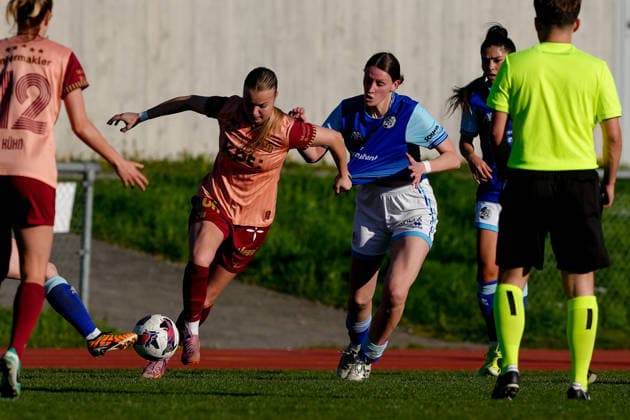 Switzerland AXA Women s Super League 2025 26, FC Luzern vs BSC YB Women Hubelmatt, Luzern Lena Wälti Lena Walti 3 FCL and Michele Schnider 6 FCL vs Maja Jelcic 99 YB Women Copyright: xKjetilxWaberx
