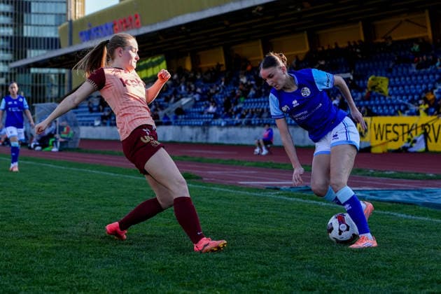 Switzerland AXA Women s Super League 2025 26, FC Luzern vs BSC YB Women Hubelmatt, Luzern Gentiana Fetaj 9 FCL vs Noa Linn Münger Noa Linn Munger 8 YB Women Copyright: xKjetilxWaberx