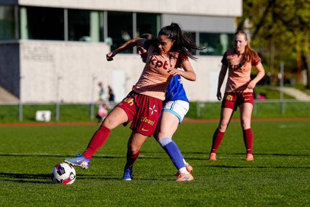 Switzerland AXA Women s Super League 2025 26, FC Lucerne vs BSC YB Women Hubelmatt, Lucerne Laura Frey 26 YB Women vs Ramona Schallberger 36 FC Lucerne Copyright: xKjetilxWaberx