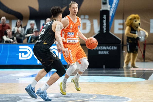 Thomas Klepeisz Nr 22 ratiopharm Ulm vs Joshua Obiesie Nr 8 Basketball Loewen Braunschweig GER, Basketball Loewen Braunschweig vs ratiopharm Ulm, Basketball, easyCredit BBL, Week 28, Season 2025 26, 04 04 2026 GER, Basketball Loewen Braunschweig vs ratiopharm Ulm, Basketball, easyCredit BBL, Week 28, Season 2025 26, 04 04 2026 Braunschweig Copyright: xEibner-Pressefoto DanielxREINELTx EP_DRT