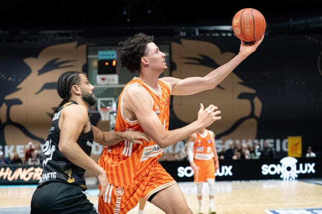 Alec Anigbata Nr 21 ratiopharm Ulm vs Kaza Kajami Keane Nr 24 Basketball Loewen Braunschweig GER, Basketball Loewen Braunschweig vs ratiopharm Ulm, Basketball, easyCredit BBL, Week 28, Season 2025 26, 04 04 2026 GER, Basketball Loewen Braunschweig vs ratiopharm Ulm, Basketball, easyCredit BBL, Week 28, Season 2025 26, 04 04 2026 Braunschweig Copyright: xEibner-Pressefoto DanielxREINELTx EP_DRT