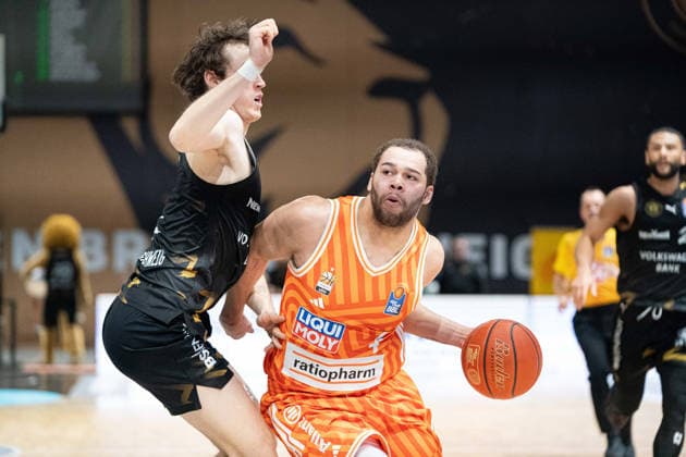 Christopher Ledlum Nr 4 ratiopharm Ulm vs Benny Schroeder Nr 2 Basketball Loewen Braunschweig GER, Basketball Loewen Braunschweig vs ratiopharm Ulm, Basketball, easyCredit BBL, Week 28, Season 2025 26, 04 04 2026 GER, Basketball Loewen Braunschweig vs ratiopharm Ulm, Basketball, easyCredit BBL, Week 28, Season 2025 26, 04 04 2026 Braunschweig Copyright: xEibner-Pressefoto DanielxREINELTx EP_DRT