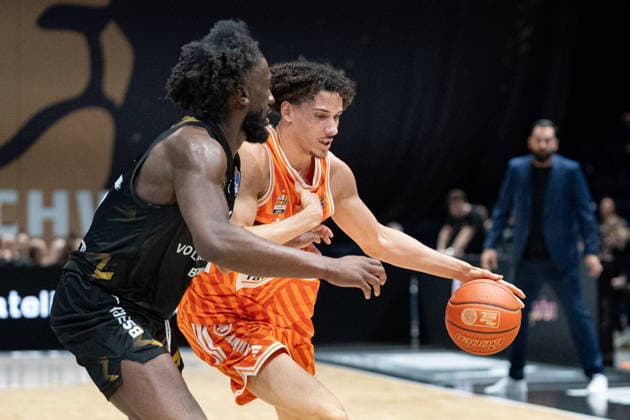 Alec Anigbata Nr 21 ratiopharm Ulm vs Oluwasimisola Shittu Nr 45 Basketball Loewen Braunschweig GER, Basketball Loewen Braunschweig vs ratiopharm Ulm, Basketball, easyCredit BBL, Week 28, Season 2025 26, 04 04 2026 GER, Basketball Loewen Braunschweig vs ratiopharm Ulm, Basketball, easyCredit BBL, Week 28, Season 2025 26, 04 04 2026 Braunschweig Copyright: xEibner-Pressefoto DanielxREINELTx EP_DRT