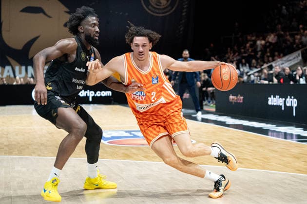 Alec Anigbata (Nr. 21 ratiopharm Ulm) gegen Oluwasimisola Shittu (Nr. 45 Basketball Loewen Braunschweig) GER, Basketball Loewen Braunschweig gegen ratiopharm Ulm, Basketball, easyCredit BBL, Woche 28, Spielzeit 2025 26, 04.04.2026 GER, Basketball Loewen Braunschweig gegen ratiopharm Ulm, Basketball, easyCredit BBL, Woche 28, Spielzeit 2025 26, 04.04.2026 Braunschweig *** Alec Anigbata Nr 21 ratiopharm Ulm vs Oluwasimisola Shittu Nr 45 Basketball Loewen Braunschweig GER, Basketball Loewen Braunschweig vs ratiopharm Ulm, Basketball, easyCredit BBL, Week 28, Season 2025 26, 04 04 2026 GER, Basketball Loewen Braunschweig vs ratiopharm Ulm, Basketball, easyCredit BBL, Week 28, Season 2025 26, 04 04 2026 Braunschweig Copyright: xEibner-Pressefoto DanielxREINELTx EP_DRT
